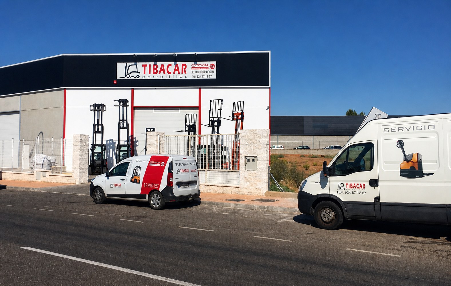 Fachada de Tibacar Carretillas con vehículos de servicio