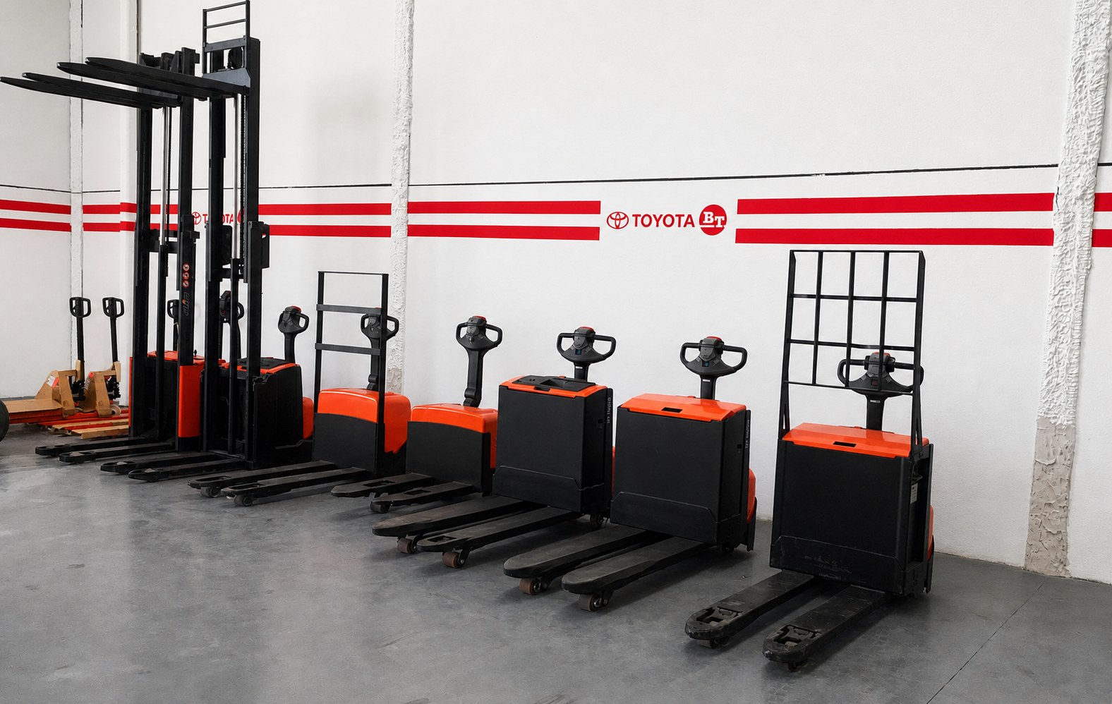 Exposición interior de transpaletas y apiladores Toyota y BT